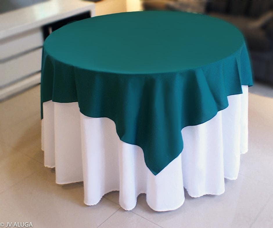 Imagem principal de Aluguel de toalha redonda branca com cobre mancha verde