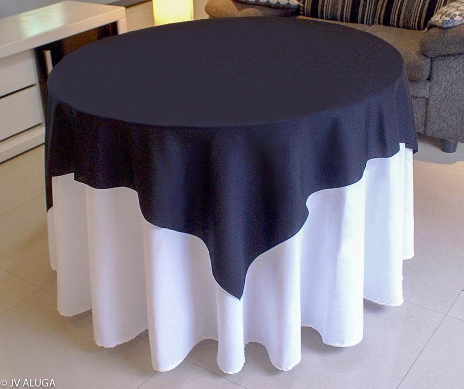 Aluguel de toalha redonda branca com cobre mancha preta