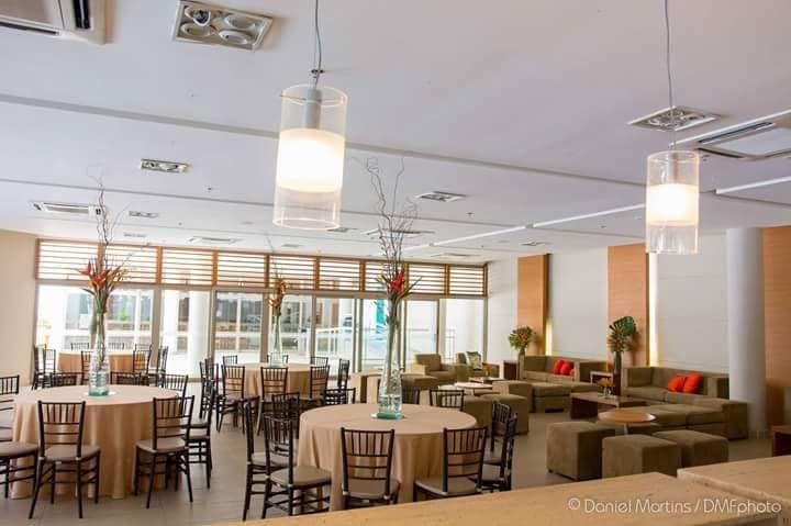 Imagem principal de Aluguel Conjunto de mesa redonda com 10 cadeiras Tiffany Nogueira