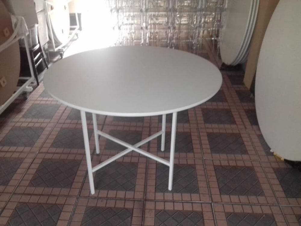 Mesa redonda de 6 lugares (1,10 de diâmetro) com tampo de madeira